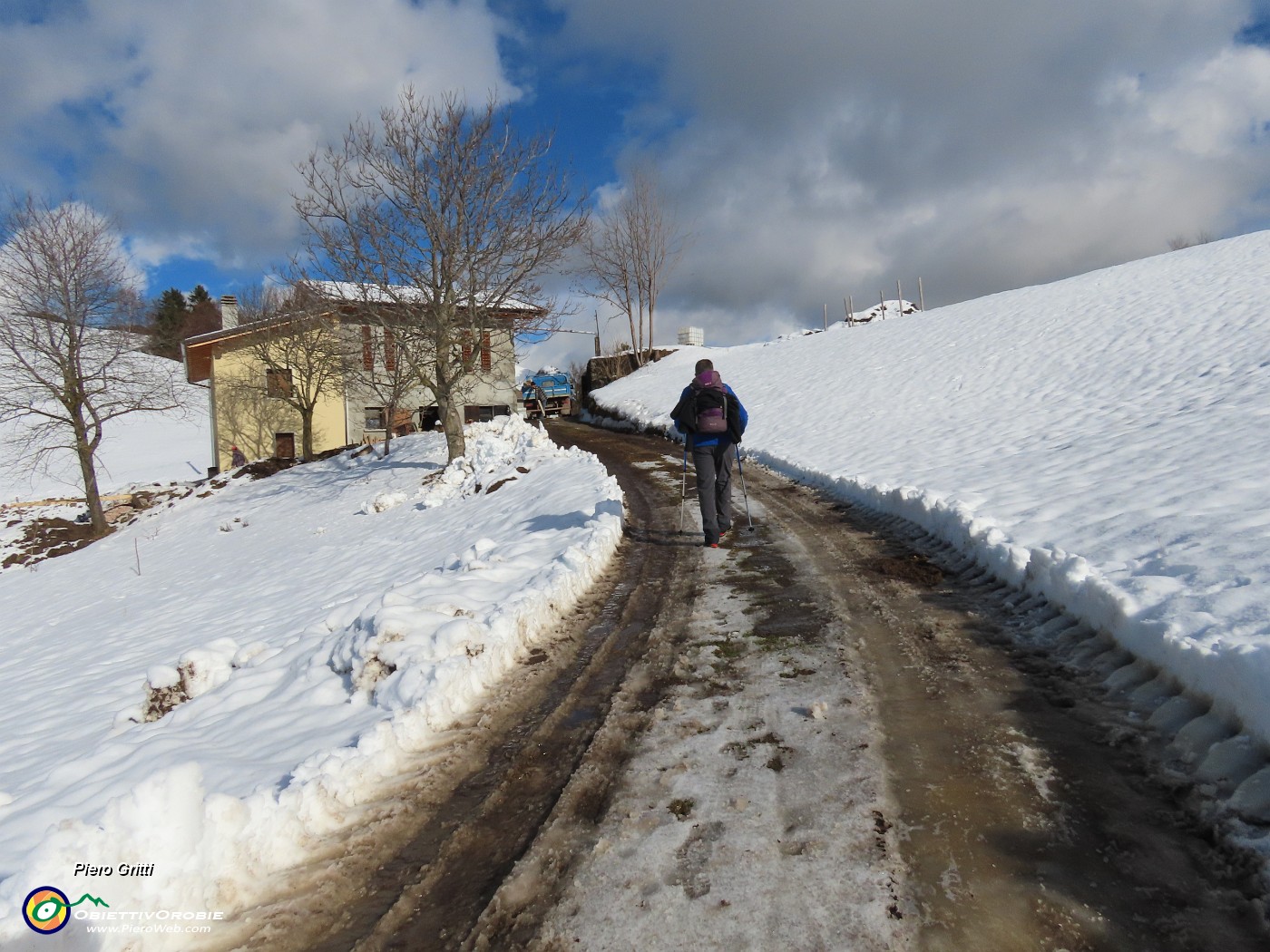 19 Di cascina in cascina pestando neve.JPG